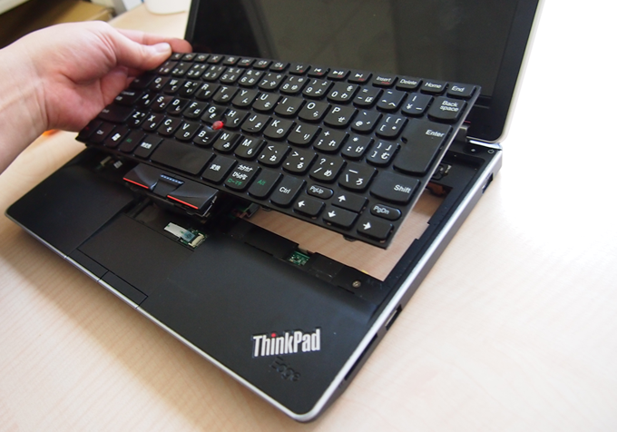 ThinkPad Edge 11 分解.キーボードは簡単に外れるが……