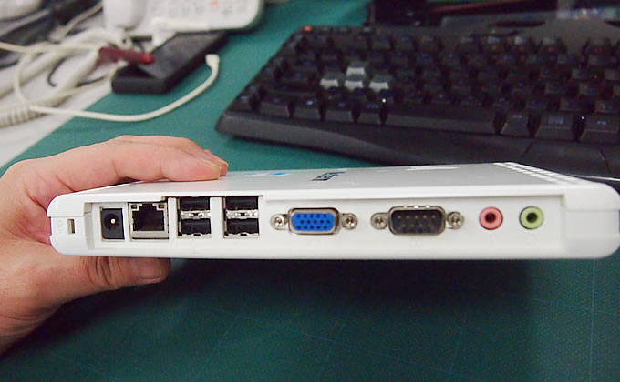 USB2.0が4ポート、AN 10Base-T⁄100Base-TX WOL機能付き オーディオ AC97コーディック ステレオ・ヘッドフォン出力、マイク入力 表示は VGA,電源ACアダプタ 100V ～ 120V